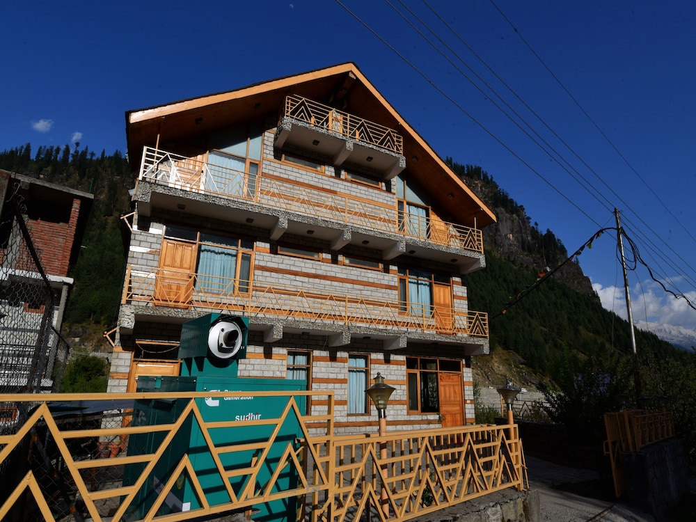 OYO 14150 Celebriti Suites