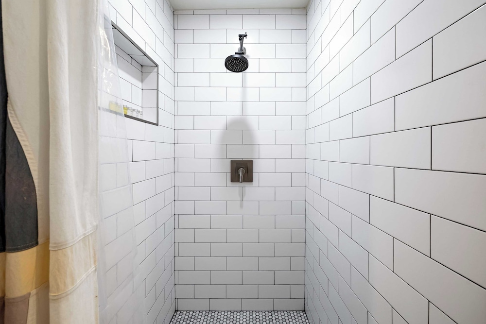 Chic LA Hideaway w/ Soaking Tub, Firepit Lounge & Tranquil Backyard