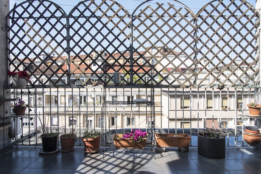 Bright Terrace Apartment in University District