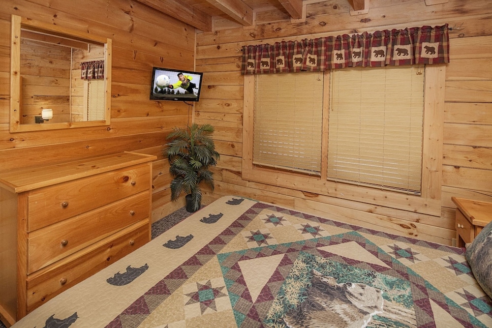 Er302 - Best Of Times Great Location-close To Town 2 Bedroom Cabin by RedAwning view 2
