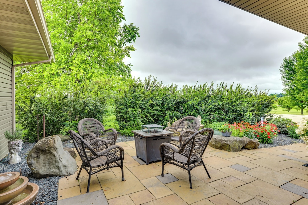 Outdoor Oasis: Luxe Flat in Mt Horeb!