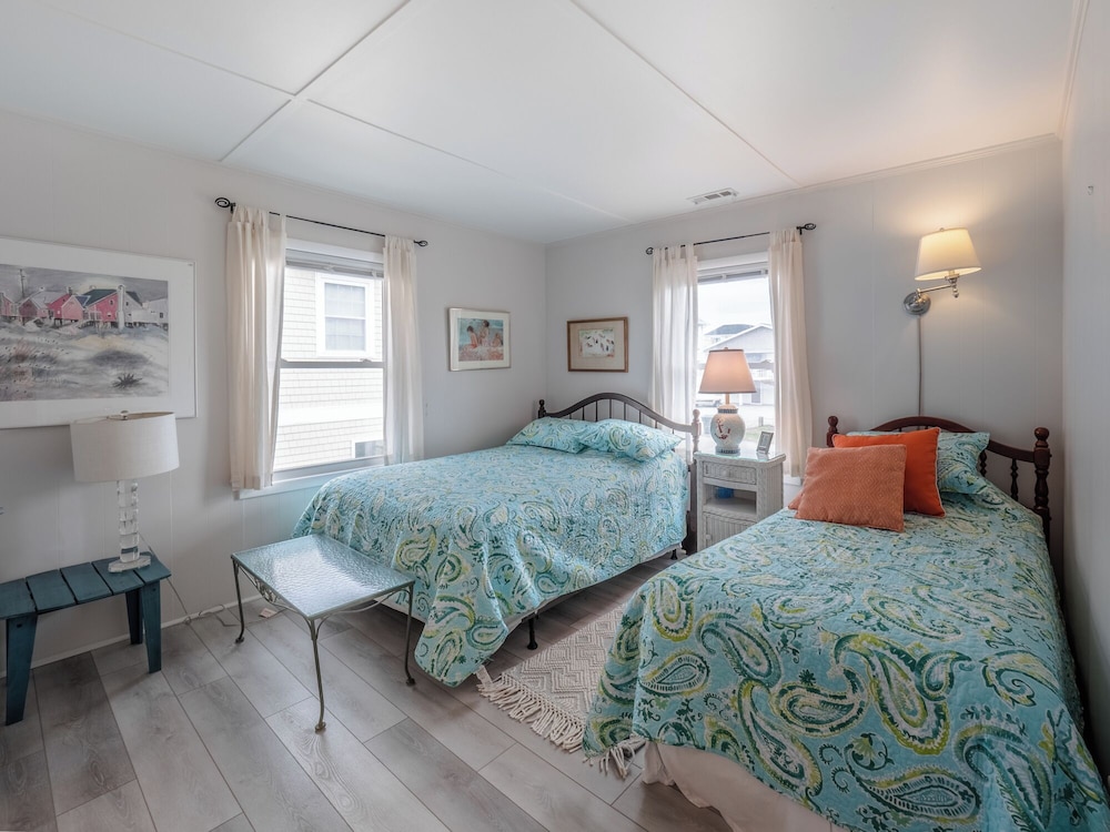Lindy-B by Topsail Realty
