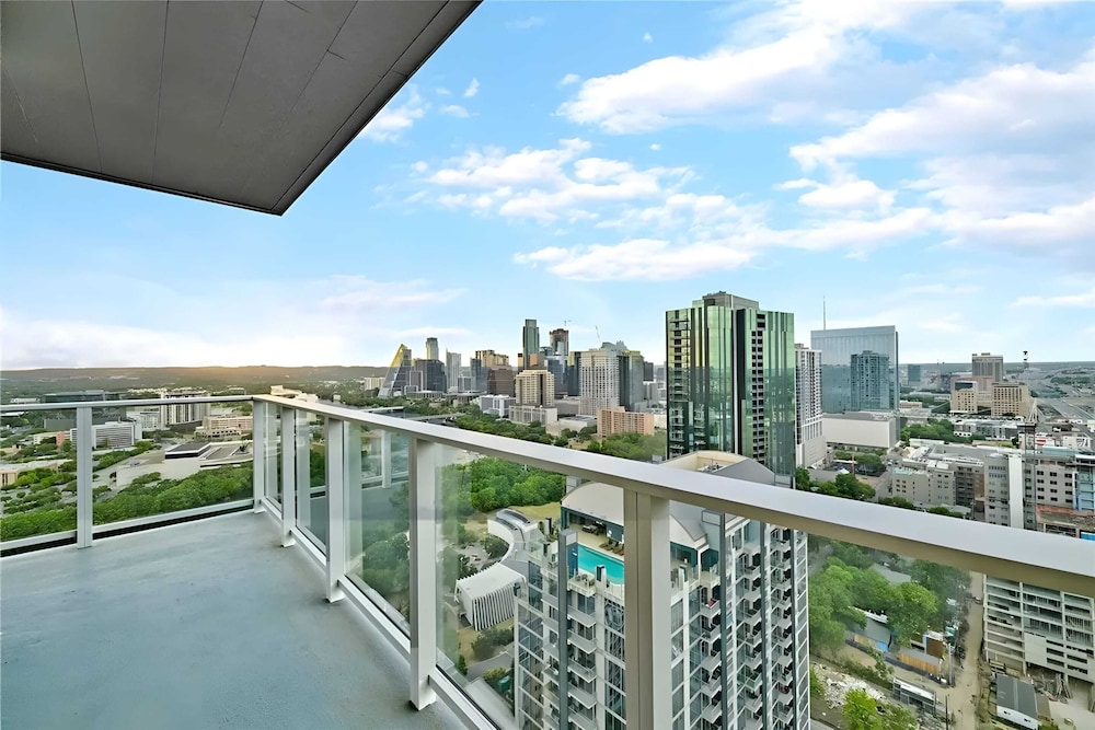 The Emma Penthouse: Modern 2BR Condo, Steps From Rainey St. & Lady Bird Lake