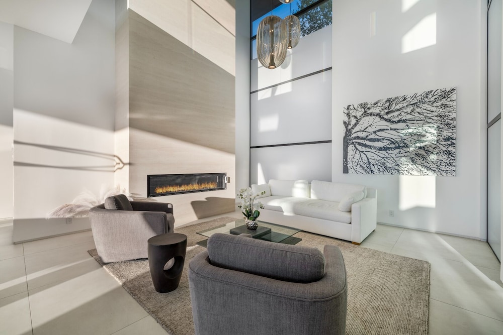 Linda Flora Modern Estate