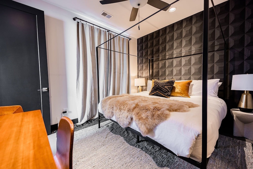 Heart of Gulch - 4 Min to Broadway - Designer Home