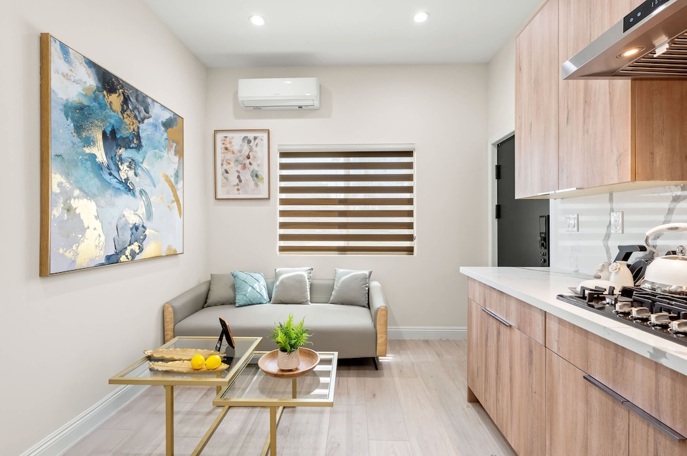 Modern Private Home w Full Kitchen Parking