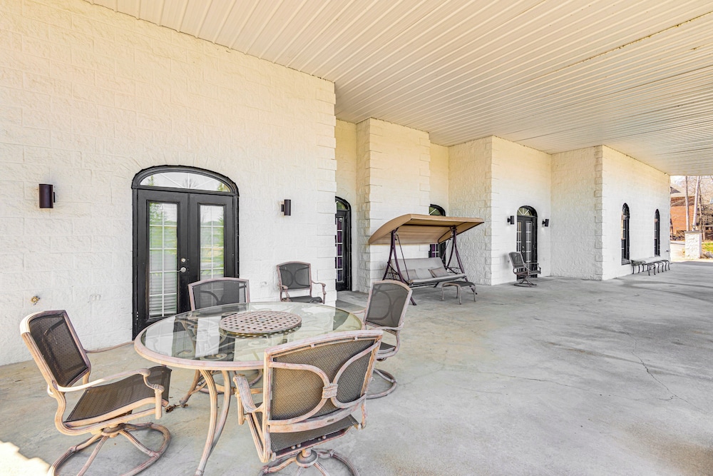 Golfer's Paradise: Meadow Lakes Manor Retreat!