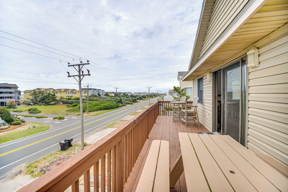 Walk to Beach + Restaurants: Outer Banks Retreat