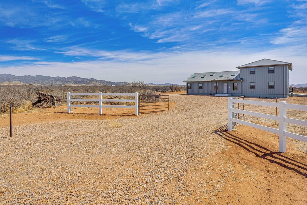 Stargazer's Delight: Mtn-view Pearce Home w/ Deck!
