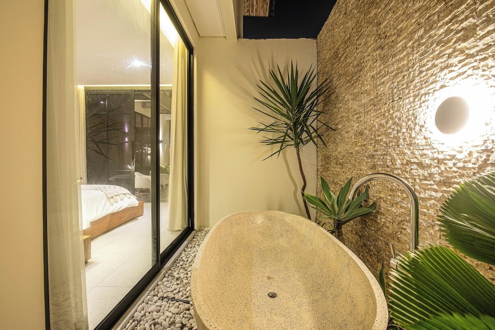 Chic 4-br Villa in Central Seminyak, Beach 5 Mins