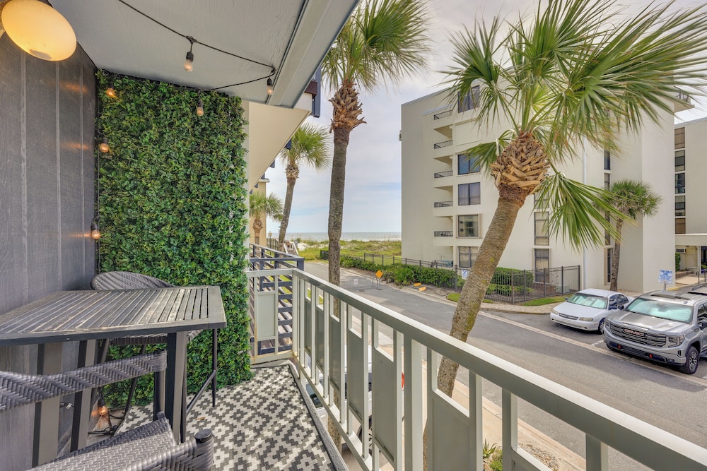 Steps to Sand: Townhome w/ Balcony in Jax Beach!