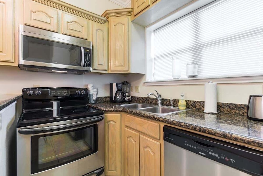 Open & Modern Pool #b Walk To Beach 2 Bedroom Condo