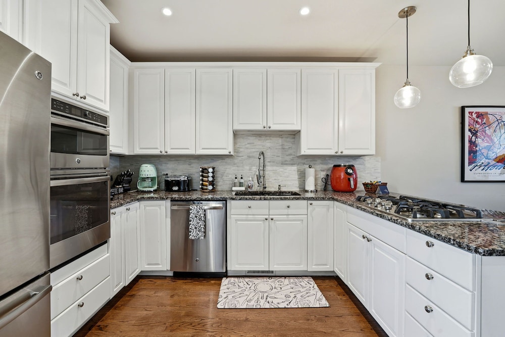 Modern 4-bedroom Townhouse in River West