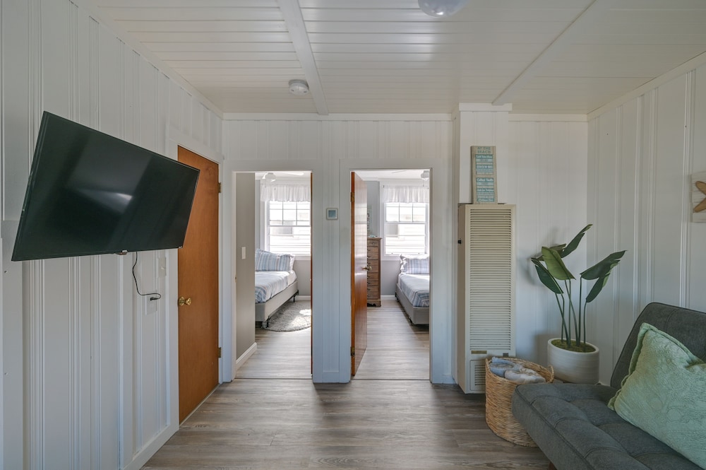 Charming Hampton Home w/ Porch, Walk to Beach! view 4