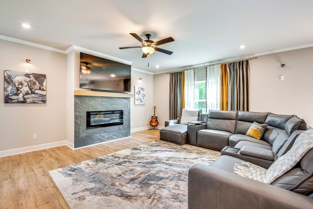 11 Mi to Dtwn: Luxe Atlanta Retreat w/ Deck & Yard