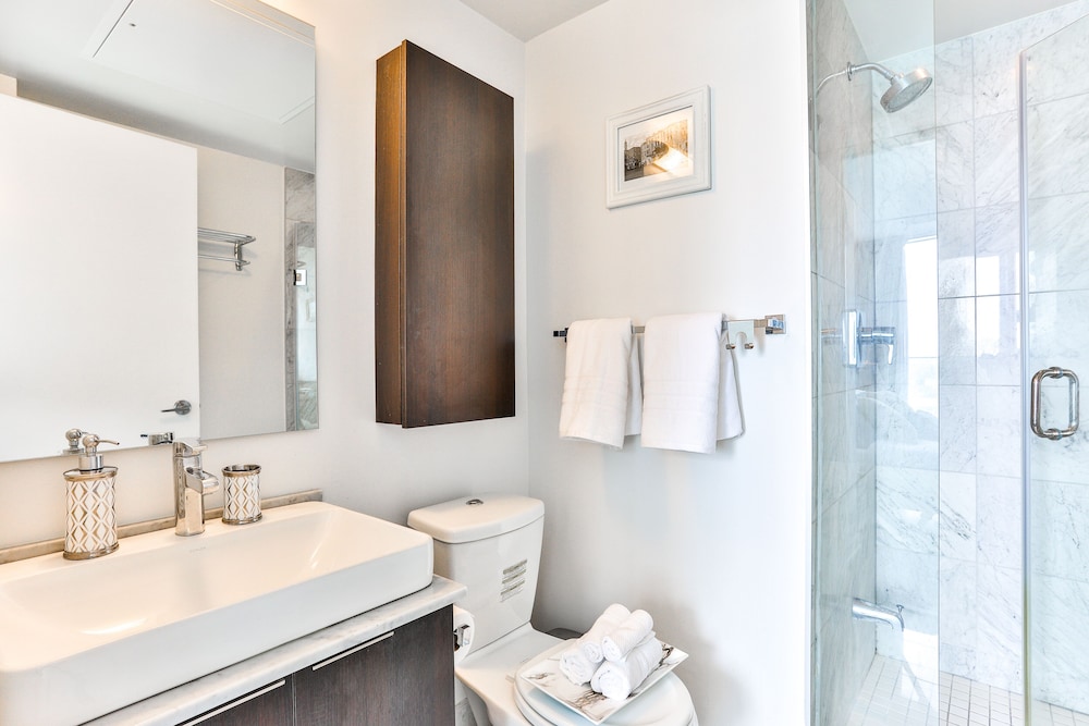 Exquisite 55th Floor 2 Bed 2 Bath Parking