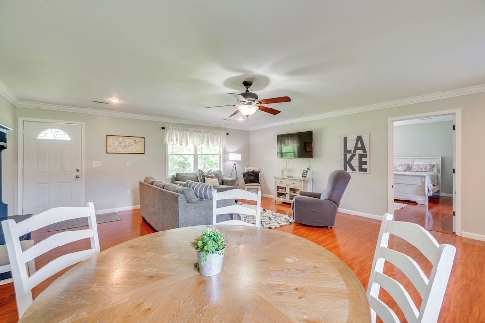 Walk to Marina: Norris Lake Escape w/ Deck + Views