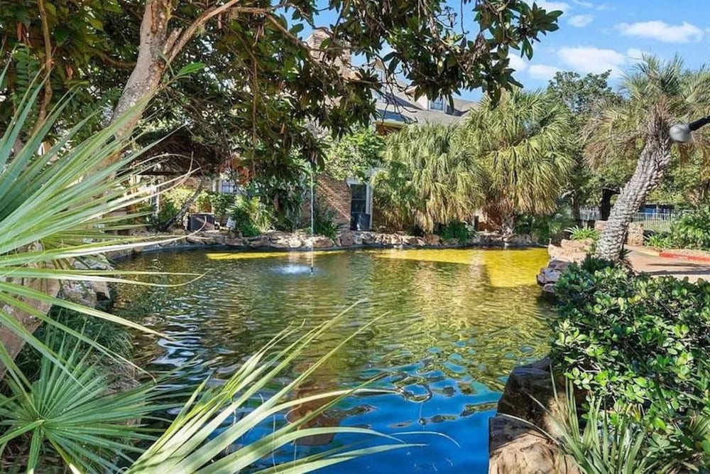 Upscale 1BR Condo in Med Center