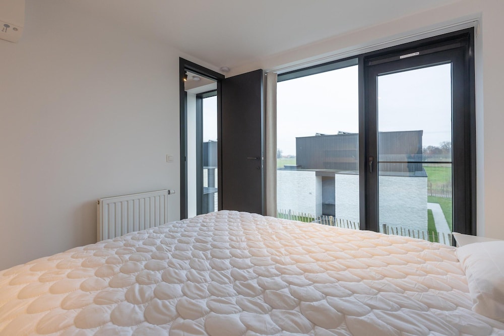 Newly Built Holiday Home for 6 People by the sea