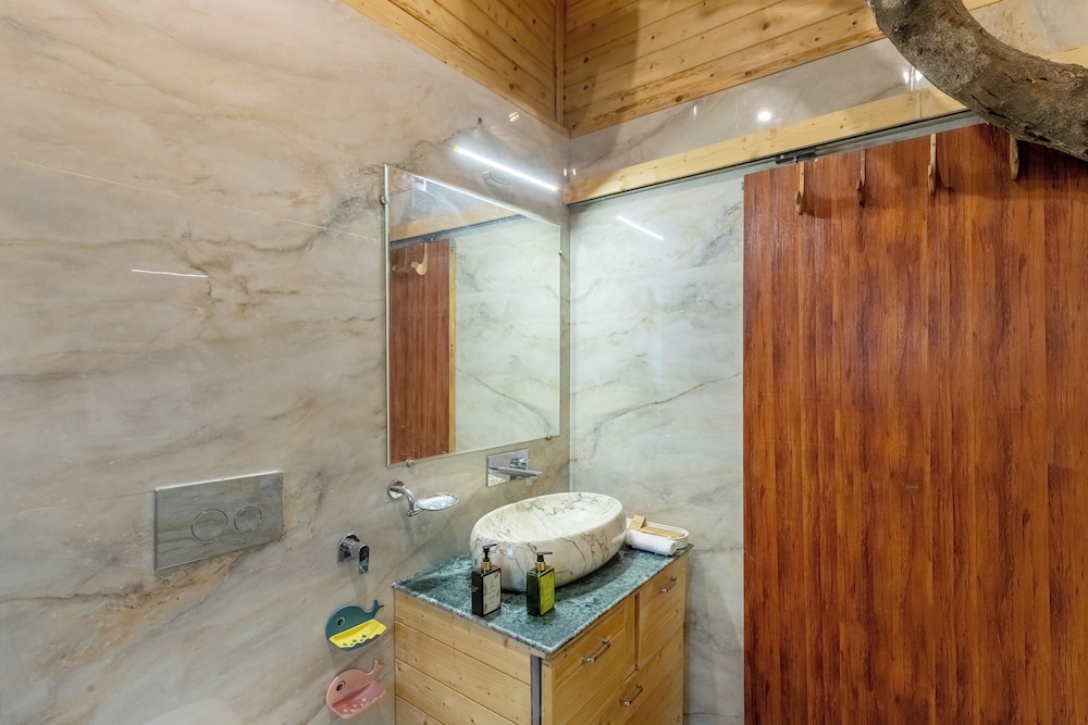 ELIVAAS 3 BHK Handa's Getaway with pool