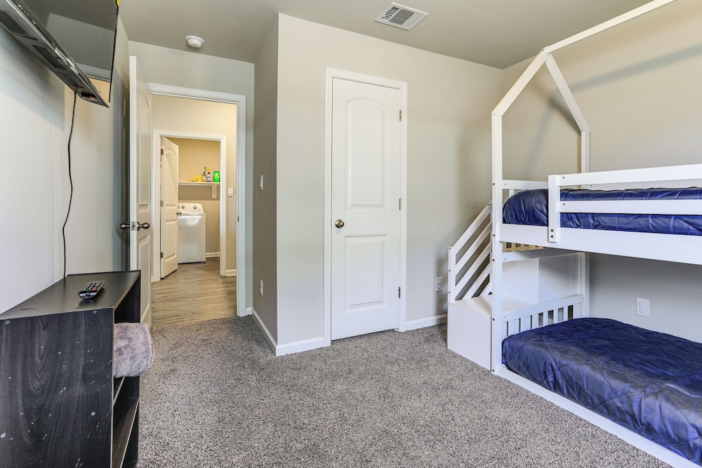 13 Mi to Baton Rouge: Family-friendly Home