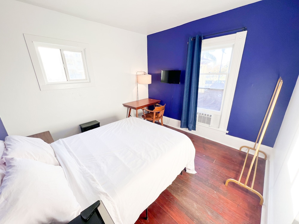 International Travelers House Hostel \- Downtown San Diego Little Italy.