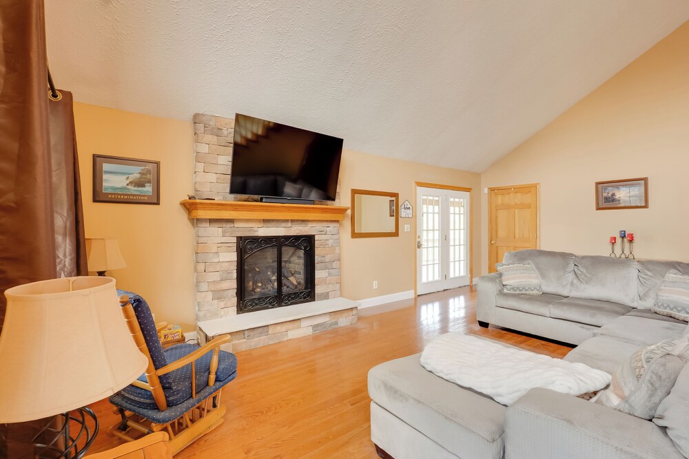 Game Room & On-site Pond: Laurelville Retreat!