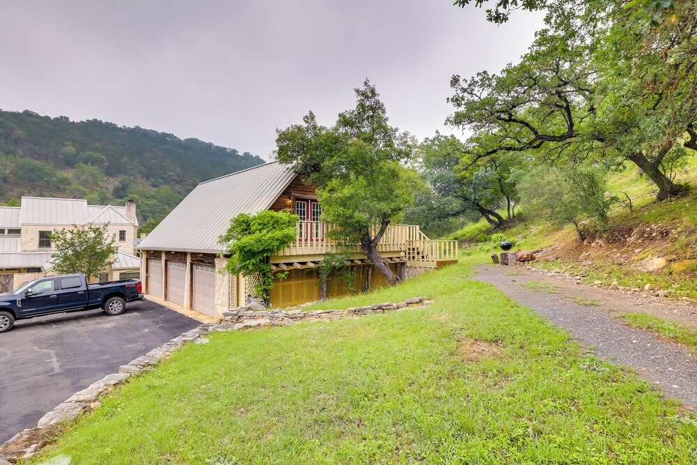 Chic 'tree House' Studio ~ 24 Mi to Bandera!