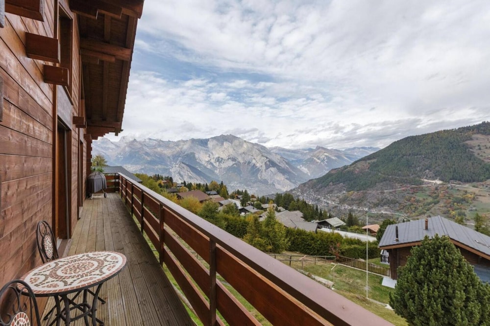 La Taniere Cozy Chalet With Incredible Views and Parking