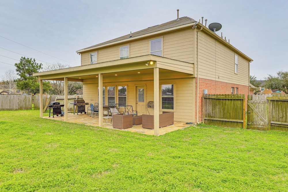 Covered Patio & Yard: Family Home in Katy