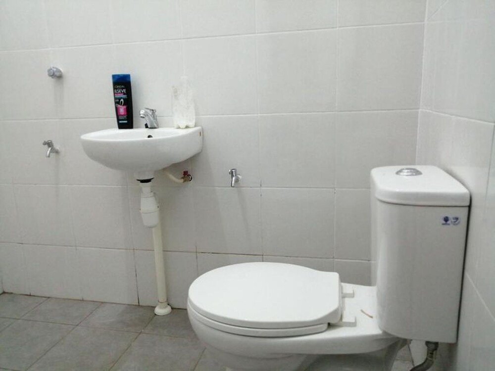 Comfortable Family Room for 4 People in Kuching With Ac - Amida Point Services photo 7