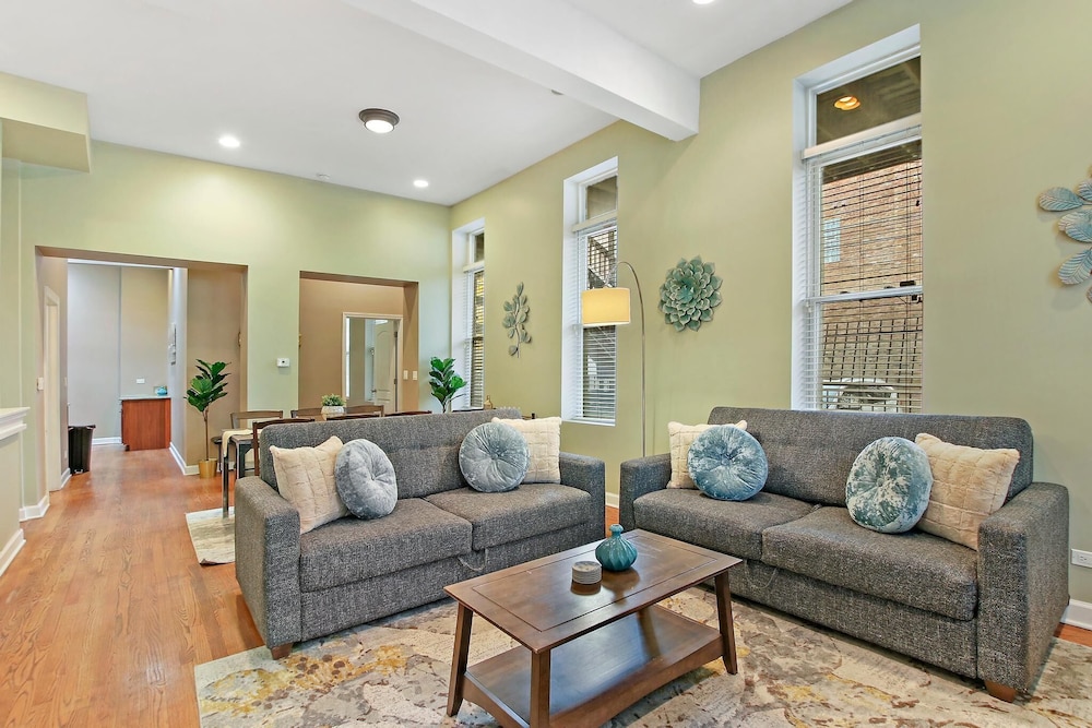 Upscale 4BR in Wicker Park - Damen 1R