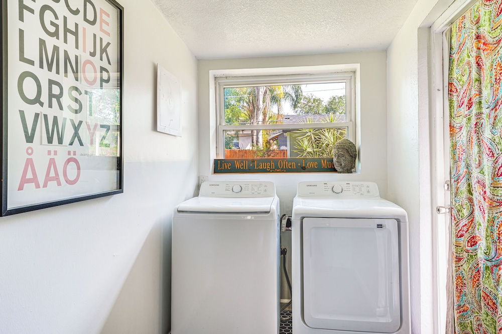 Walk to Parks & Golf: Artsy Bungalow in Lakeland!