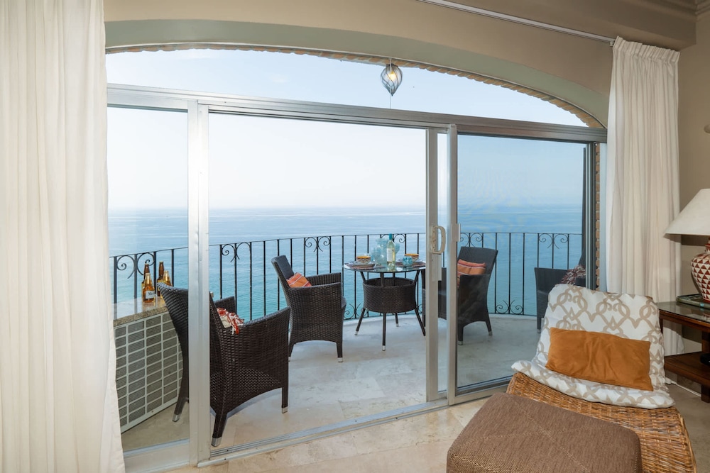 Breathtaking Ocean Views Quiet Penthouse