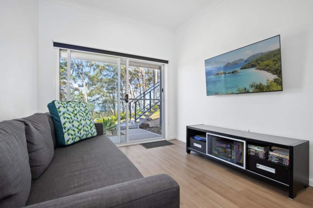 3-bed Coastal Getaway With Direct Beach Access