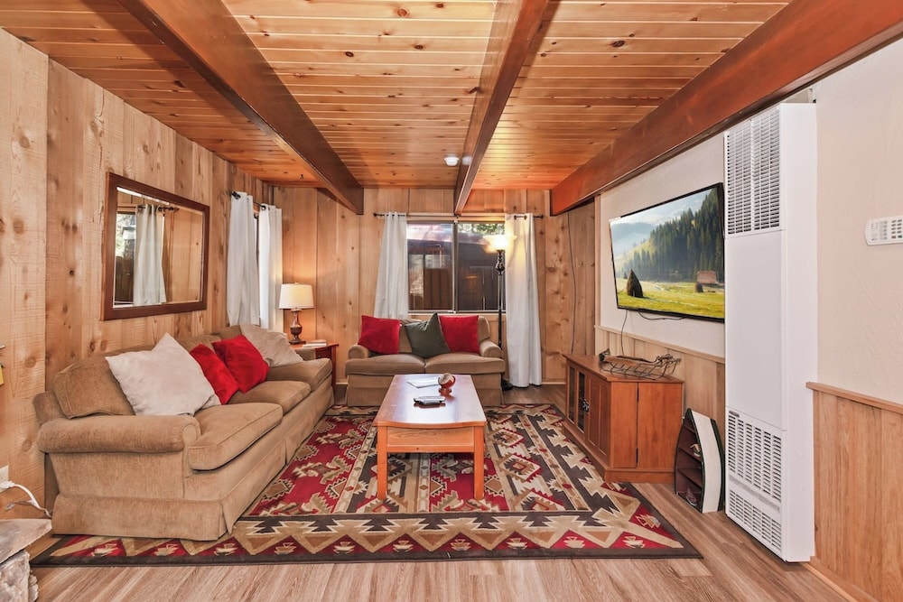 88 Acres Cottage in Big Bear w HotTub