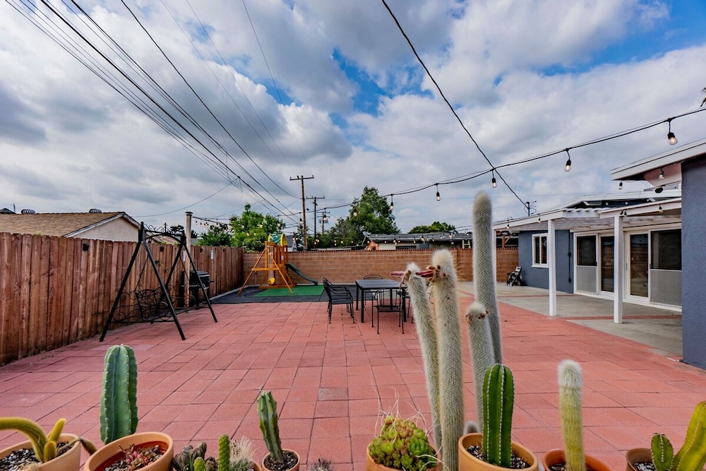 Cozy Family Retreat Game Room Backyard in Hacienda