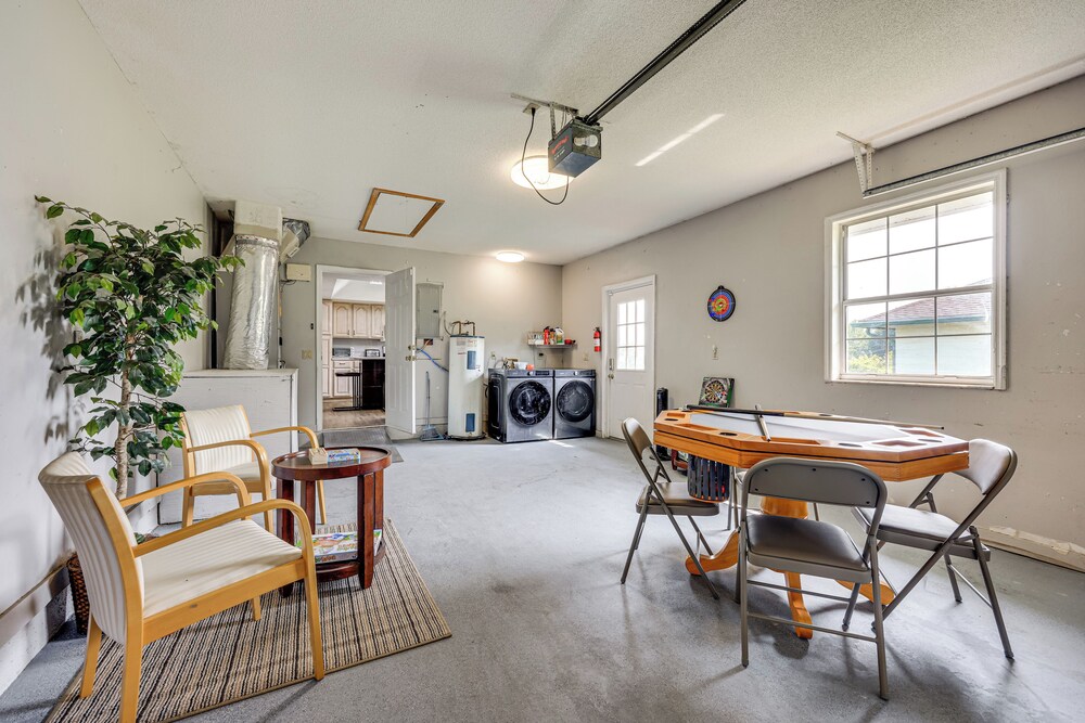 BBQ Ready: Hawthorne Home w/ Screened-in Patio