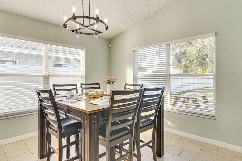 3 Mi to Clearwater Beach: Home w/ Patio & Grill!