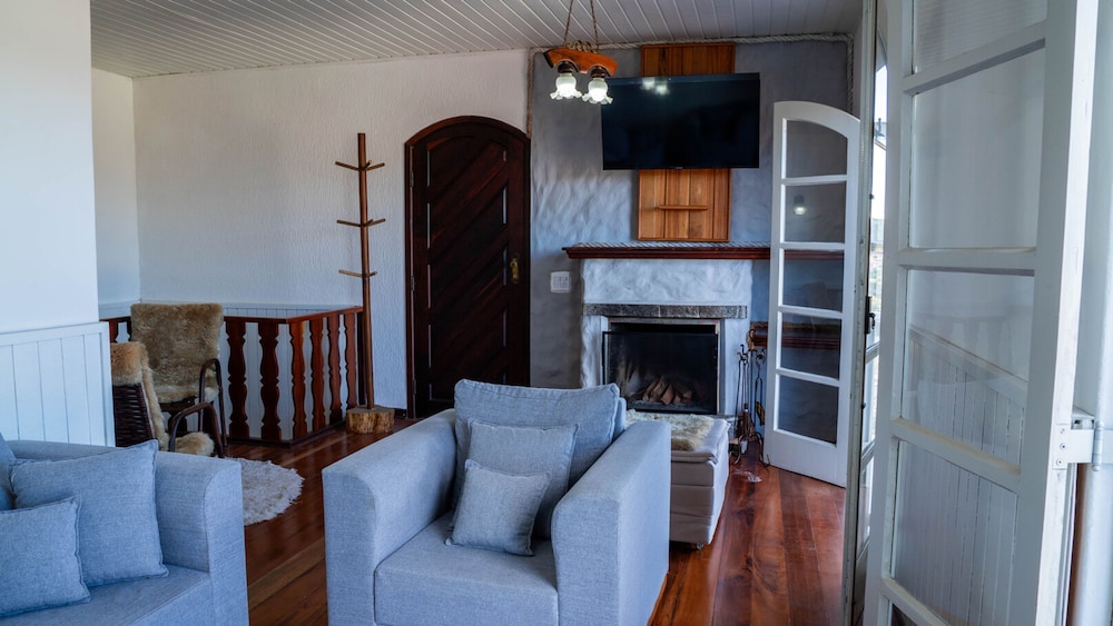 Casa com Lareira Wi-fi e Varanda com Vista