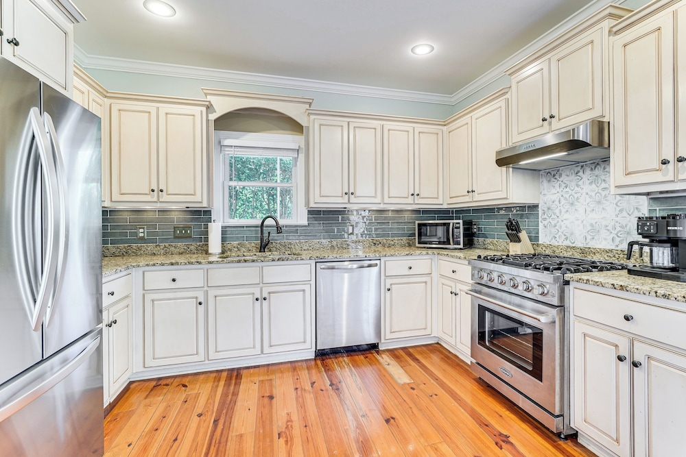 Summerville Historic Bungalow w/ Hot Tub