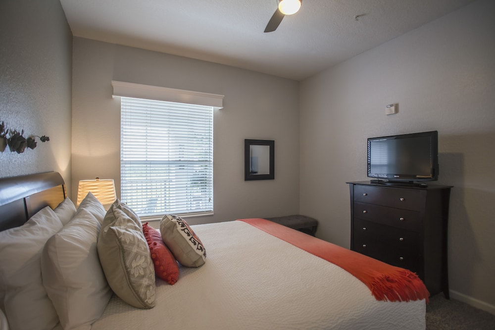 Altavista Lakeview 3 Bedroom Condo by RedAwning