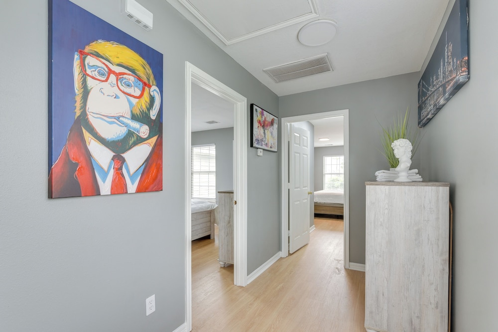 Quaint Houston Townhome ~ 5 Mi to NRG Stadium! view 2