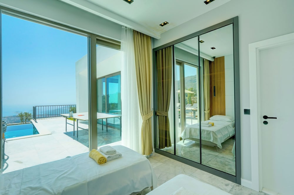 Saturn-4 PLANET LUXURY VILLAS