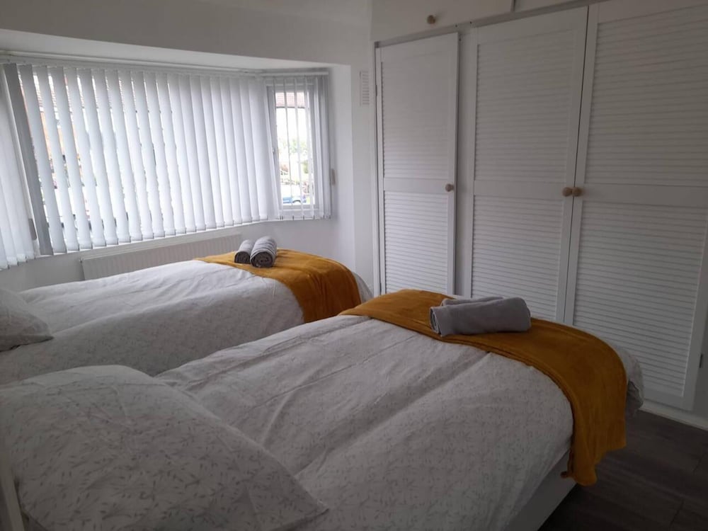 Beautiful Modern 3-bed House in Birmingham view 4