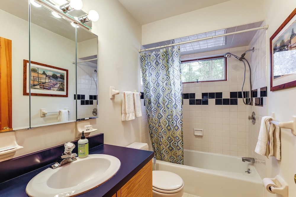 'sweet Serenity' Schroon Lake Family Retreat!