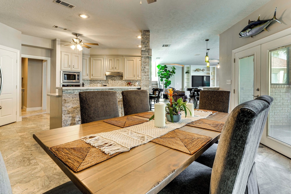 Waterfront Lake Conroe Home w/ Pool Access!