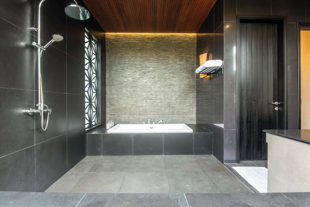Exquisite 5BR Villa: Premier Luxury in Seminyak