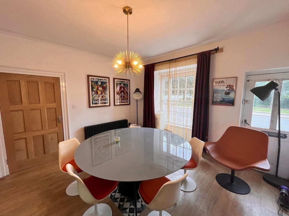 Spacious 6 Bedroom Retreat in Milford Haven