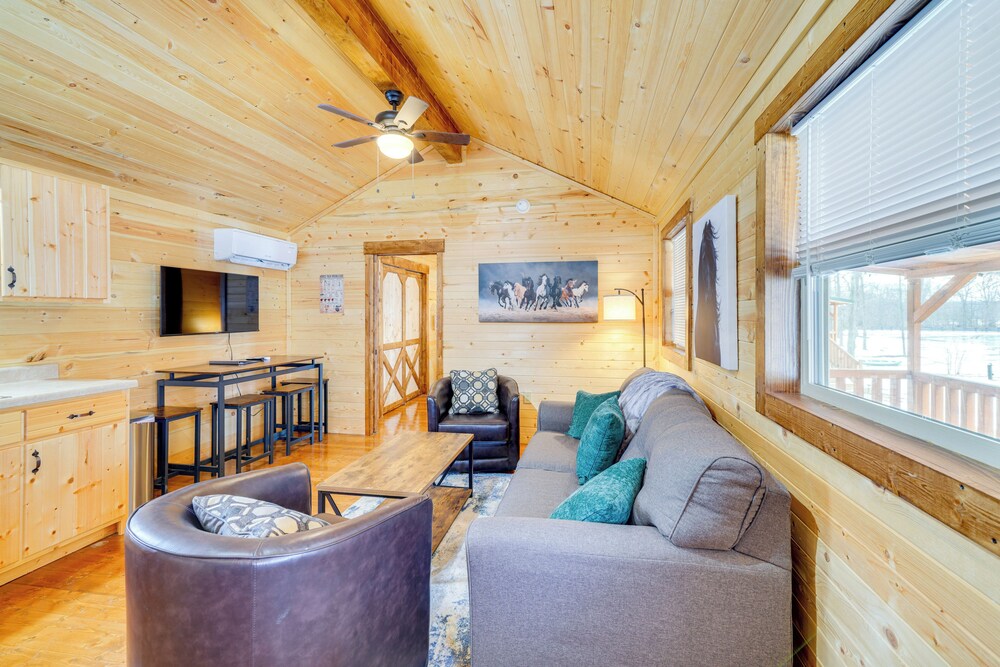 La Grange Cabin on a Racehorse Farm w/ Pond Views!
